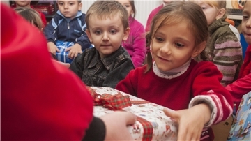 Wenn Kinderaugen strahlen: Auch in diesem Jahr macht sich der Weihnachtspäckchenkonvoi wieder pünktlich auf den Weg nach Osteuropa.