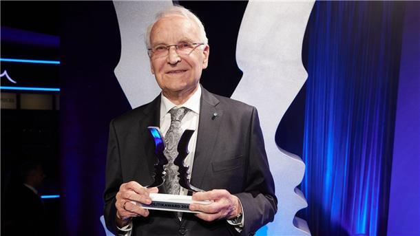 Stoiber erhält Politikpreis - und fordert Vertrauensfrage Wenn man als Bundeskanzler mit 14 Prozent aus einer bundesweiten Wahl hervorgehe, reiche das nicht aus, findet Edmund Stoiber.