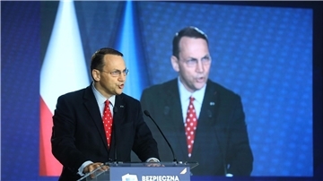 „Wenn man ankündigt, 100 Milliarden für Verteidigung auszugeben, würde ich erwarten, dass bis heute mehr von diesem Geld ausgegeben wird“, sagt Radoslaw Sikorski.