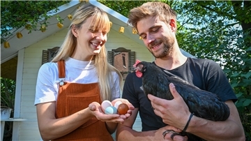 Wenn man ein Bild malen sollte von einem Ort, für den das Wort Idylle erfunden zu sein scheint, dann wäre das neue Zuhause von Kristina Hader und Dennis Vogt wohl perfekt.