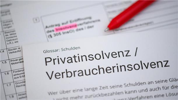 Viele Menschen leben finanziell am Limit, 2023 rechnen Schuldnerberatungsstellen mit einem Ansturm. Oft ist eine Privatinsolvenz die Loesung. Christian Gutschke hat den Schritt bereits gemacht.