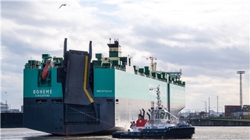 Schlepper zieht Autotransporter
