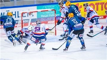 Wenn sie in der Nähe des gegnerischen Tores sind, droht Gefahr: Ziga Jeglic (von links), Jan Urbas und Miha Verlic haben zusammen bereits elf Saisontore für die Fischtown Pinguins erzielt.