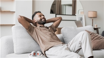 Mann auf der Couch