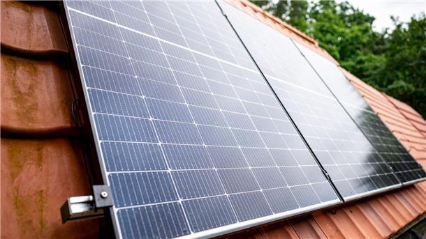 Weniger Geld für Solarstrom vom Dach ab August Wer ab dem 1. August eine Solaranlage in Betrieb genommen hat, bekommt bei einer Teileinspeisung nur 8,03 Cent pro Kilowattstunde (Archivbild).