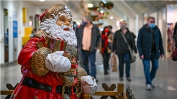 Eine Weihnachtsmann-Dekoration.