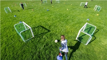 Wer als Fußballer viel Talent und Willen hat und Profi werden will, kommt oft bei einem der 56 Nachwuchsleistungszentren in Deutschland unter. Doch nur ein Bruchteil aller Spieler schafft es am Ende in die Profi-Mannschaft.