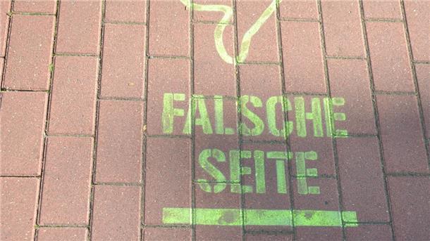 Wer als Radfahrer diesen Hinweis liest, der befindet sich auf dem „Holzweg“. Aufgebracht ist die Warnung an der Einmündung in die Straße Auf dem Quabben vom Vitusplatz aus.