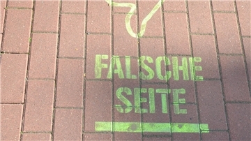 Wer als Radfahrer diesen Hinweis liest, der befindet sich auf dem „Holzweg“. Aufgebracht ist die Warnung an der Einmündung in die Straße Auf dem Quabben vom Vitusplatz aus.