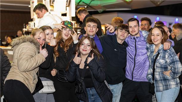 Wer am Ostersonntag feiern wollte, war in Reitland genau richtig. Bei der großen After-Osterfeuer-Party im Festzelt beim Feuerwehrhaus sorgten Discjockeys unter den zahlreichen Gästen für gute Stimmung.