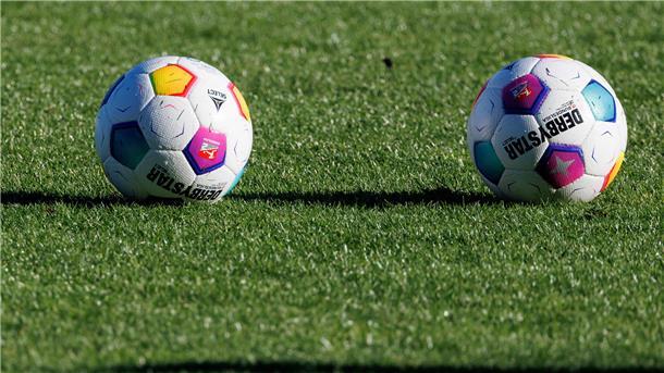 Zwei Bälle liegen vor Spielbeginn auf dem Rasen.