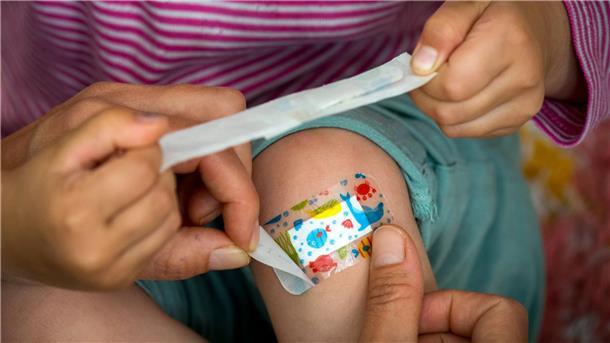 Heilen Wunden besser an der frischen Luft? Wer aufs Knie fällt, braucht schon mal ein Pflaster.