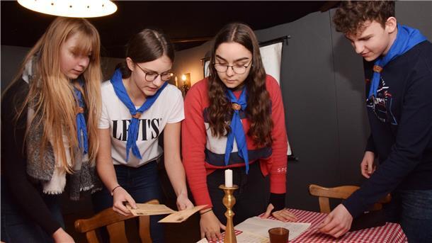 Wer bei dem Escape-Room-Spiel mitmacht, hat 60 Minuten Zeit, um ein Rätsel zu lösen. Im ganzen Raum sind Hinweise versteckt. Dabei schlüpft man in die Rolle von Pfadfindern – so wie hier im Bild die Klasse 10c des Gymnasiums Nordenham.