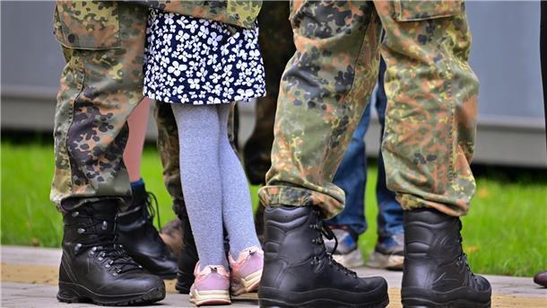 Kinder starten an Schule für Soldaten-Familien Wer bei der Bundeswehr arbeitet, trägt regelmäßig Tarnkleidung, so wie diese Eltern.