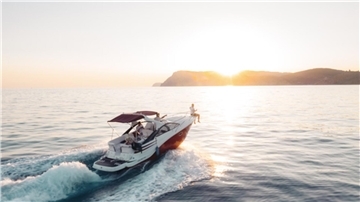 Ein weißes Speedboot auf dem Meer.