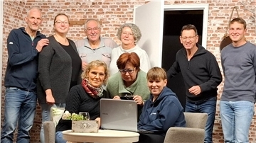 Theaterspaß in Nordenham: Darum geht es im neuen Stück der Abbuser Spoaßmoaker Eine Schauspielergruppe steht auf einer Bühne.