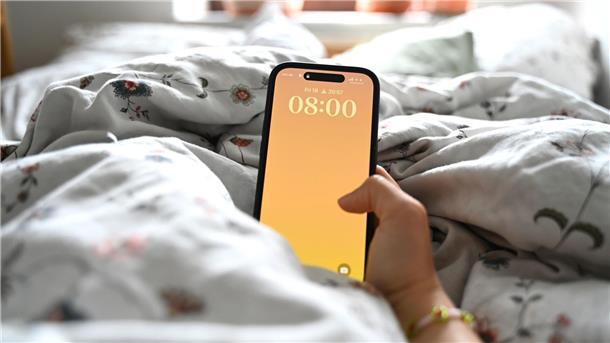 Schlummern oder lieber nicht? Wer den Wecker auf 8 Uhr stellt, sollte dann auch aufstehen, raten Fachleute.