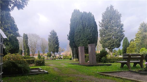 Wer die Bestatterin bei ihrem Gang über den Gnarrenburger Friedhof begleitet, bekommt viele Einblicke in lokale Traditionen.