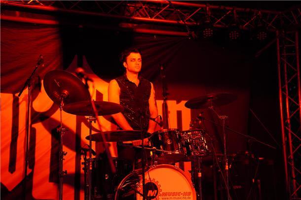 Wer diesem Drummer bei Nacht im Mondschein begegnen möchte, hebe bitte die Hand.