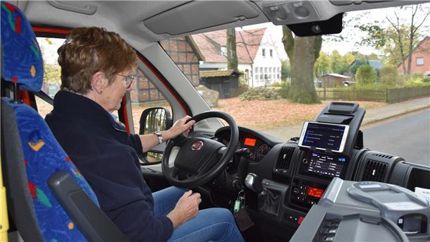 Wer ehrenamtlich am Steuer eines Bürgerbusses sitzt, so wie Inge Müller in Zeven, der darf auf Kosten des Kreises an einem Fahrsicherheitstraining teilnehmen.