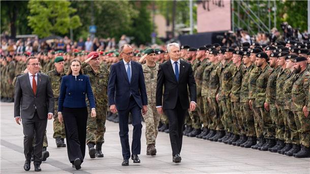 Merz: Jeden Zentimeter des Nato-Territoriums verteidigen „Wer einen Verbündeten bedroht, muss wissen, dass das gesamte Bündnis gemeinsam jeden Zentimeter des Nato-Territoriums verteidigen wird“, sagte Merz bei der Aufstellung der Panzerbrigade.