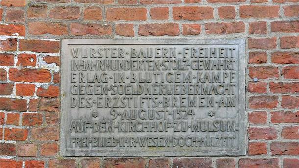 Inschrift an Kirchenmauer