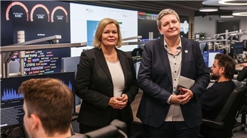 Wer Einrichtungen betreibt, die zur sogenannten kritischen Infrastruktur gehören, muss Cybersicherheitsvorfälle an das Bundesamt für Sicherheit in der Informationstechnik (BSI) melden. Präsidentin der Bonner Behörde ist Claudia Plattner. Im Februar 2024 hatte Bundesinnenministerin Nancy Faeser (l) das BSI besucht. 