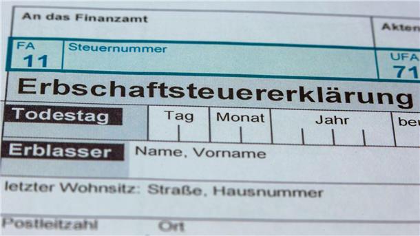 Wer erbt oder Vermögen geschenkt bekommt, muss Steuern zahlen - jedenfalls ab einer Freigrenze. (Symbolbild)