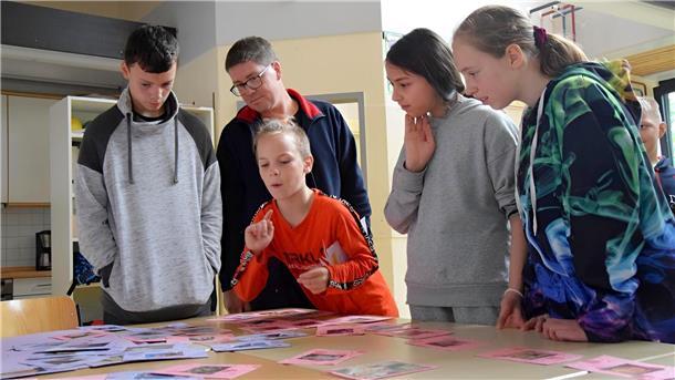 Kinder und Erwachsene spielen Memory