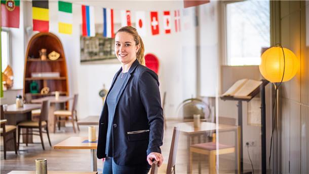 Wer genau hinschaut, erkennt, dass der Anhänger der Halskette ein kleiner Anker ist. Diese Kette hat Ann-Christin Heins aus Dorum auch in den Jahren in Österreich und Süddeutschland getragen. Nun ist sie in den Norden zurückgekehrt: Sie leitet in Bremerhaven das Hotel der Deutschen Seemannsmission an der Schifferstraße. Das Foto zeigt sie im Frühstücksraum.
