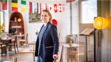 Wer genau hinschaut, erkennt, dass der Anhänger der Halskette ein kleiner Anker ist. Diese Kette hat Ann-Christin Heins aus Dorum auch in den Jahren in Österreich und Süddeutschland getragen. Nun ist sie in den Norden zurückgekehrt: Sie leitet in Bremerhaven das Hotel der Deutschen Seemannsmission an der Schifferstraße. Das Foto zeigt sie im Frühstücksraum.