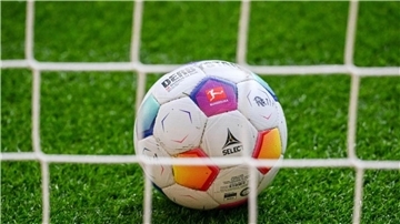 Ein Fußball liegt im Tor.