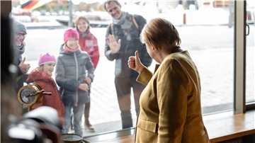 Wer hätte das gedacht? 16 Jahre besonnene Kanzlerschaft und dann überrascht Angela Merkel beim Großen Zapfenstreich mit einem gefühlvollen Abschied mit Nina-Hagen-Hymne. Der Bremerhavener Videofilmer und Fotograf Tim-David Müller-Zitzke hatte „den Farbfilm“ dabei als Angela Merkel sich vor wenigen Wochen in Bremerhaven verabschiedet hat. Im richtigen Moment drückte er ab als die Regierungschefin vom Protokoll abwich und der Familie vor der Tür winkte und gestikulierte. Ein toller Moment für den Wahl-Bremerhavener, schließlich habe „Mutti Merkel“ die Hälfte seines bisherigen Lebens regiert, schreibt der.