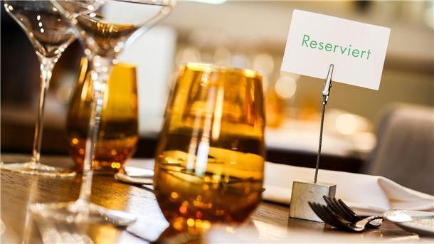 Wer im Restaurant einen Tisch reserviert und nicht erscheint, wird manchmal vom Wirt zur Kasse gebeten. (Archivbild)