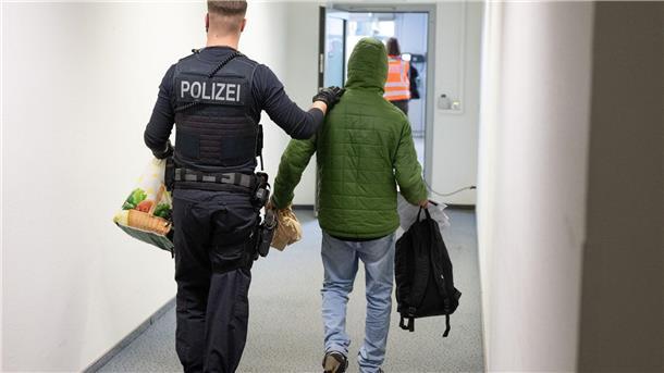 Kabinett beschließt weitere Reformen zur Migrationspolitik Wer in Ausreisegewahrsam oder Abschiebehaft kommt, soll von Amts wegen keinen Rechtsbeistand mehr erhalten. Es steht diesen Menschen aber frei, sich selbst einen Anwalt zu suchen. (Archivbild)