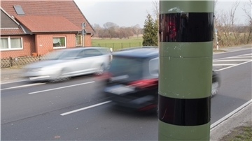 Wer in den vergangenen Monaten seit dem Inkrafttreten der Neuregelung der Straßenverkehrsordnung geblitzt wurde und noch keinen rechtskräftigen Bußgeldbescheid bekommen hat, wird nun wieder nach dem alten Bußgeldkatalog belangt.