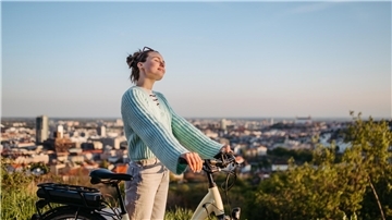 Frau mit Fahrrad