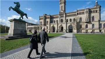 Wer in Niedersachsen oder Bremen studiert, muss für die Semesterbeiträge immer tiefer in die Tasche greifen.