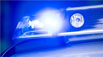 Ein Blaulicht auf einem Polizeifahrzeug. Unbekannte haben von einer Baustelle in Lüdingsworth fast 50 Kabeltrommeln gestohlen. Die Polizei sucht Zeugen.
