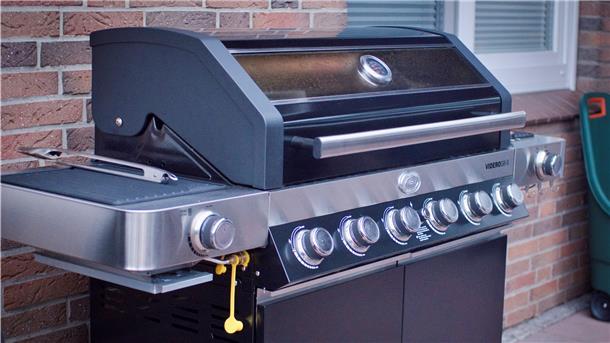 Simpel und saftig: Der „Deichgriller“ verrät sein perfektes Steak-Rezept Wer kein Warmhalterost hat, kann beim Gasgrill die Temperatur auf das Minimum runterdrehen. Bei einem Kohlegrill gibt es die Möglichkeit, nur die Hälfte des Grills mit Kohle zu bedecken und die andere Seite frei zu lassen. Das Steak wird dann auf die weniger heiße Seite gelegt, bis es seine Kerntemperatur erreicht hat.
