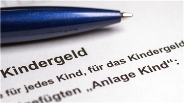 Ein Stift liegt auf einem Kindergeldantrag.