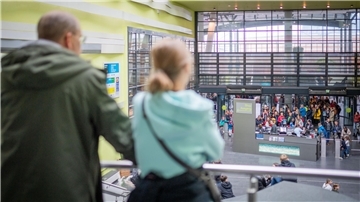 Zwei Personen schauen vom Rang auf den Eingang des Klimahauses