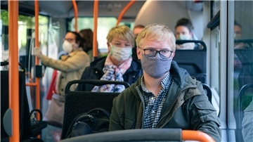 Wer künftig ohne Maske im Bus erwischt wird, muss im Land Bremen ein Bußgeld von 50 Euro bezahlen.