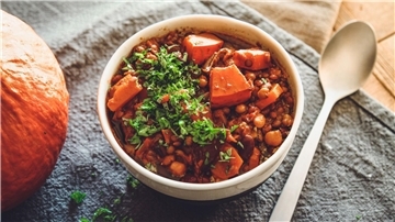 Wer Kürbis liebt, hat meist sein Rezept für die Suppe und das Ofengemüse drauf. Doch aus Kürbis lässt sich mit Möhren, Kichererbsen und kräftigem Schwarzbier auch ein vegetarisches Gulasch zaubern.