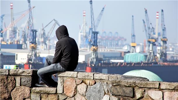 Mann schaut au den Hafen.