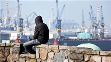 Mann schaut au den Hafen.