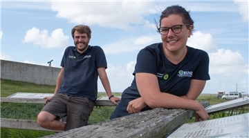 Wer möchte hier nicht arbeiten? Christopher Hardwick und Damaris Margaritis sind Fans des Nationalpark-Hauses Wurster Nordseeküste in Dorum-Neufeld.