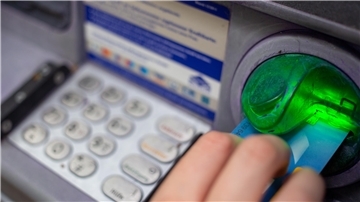 Wer nach der Kündigung durch die Bank sein Girokonto aktiv nutzt, etwa indem er Geld abhebt, kann damit binnen einer Frist doch noch seine Zustimmung zu den veränderten AGB geben.