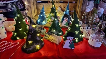 Wer noch etwas Besonderes für die Adventszeit suchte, kam bei der Ausstellung auf seine Kosten. Das gab es zum Beispiel kleine Tannenbäumchen aus Filz mit LED-Lichtern, die wie Kugeln wirken.