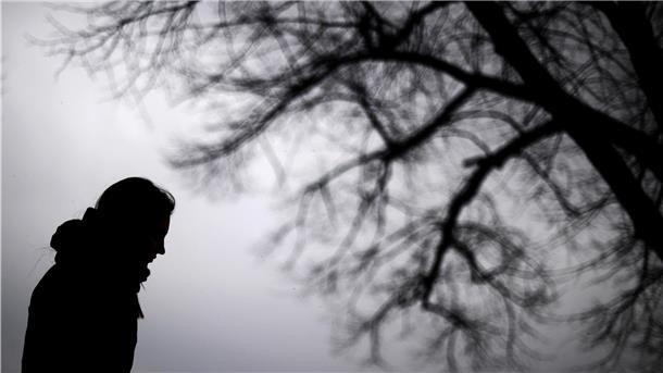 Eine Frau steht neben einem Baum